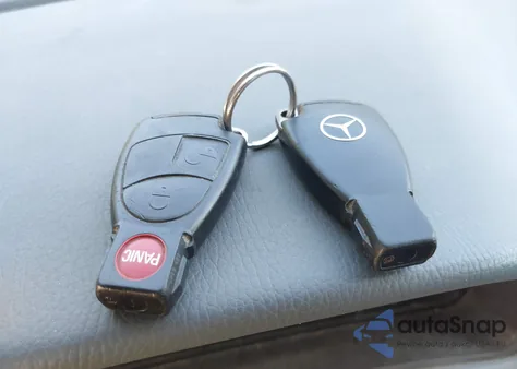 2001 Mercedes-Benz E 320 z USA, uszkodzony, nr VIN WDBJH65J71B272776